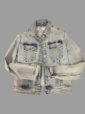 ZARA Women’s Light Wash Denim Jacket - Light Blue
